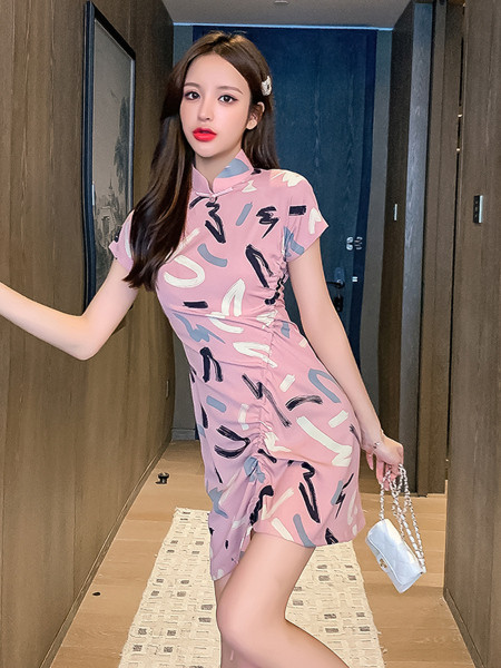 Naiste kleit lühikeste varrukate ja madala kraega