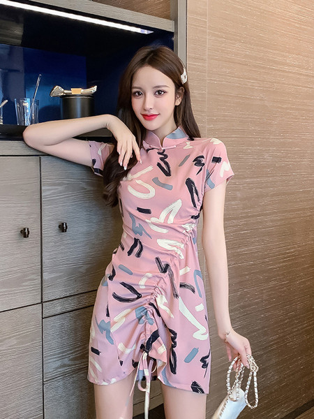 Naiste kleit lühikeste varrukate ja madala kraega