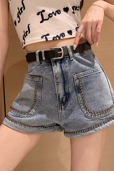 Blugi scurti moderni de dama cu ochiuri si curea