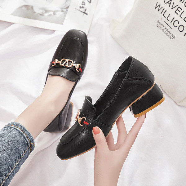 Stiilsed naiste mokassiinid, mis on valmistatud ökonahast paksu kontsaga ja metallist kaunistusega