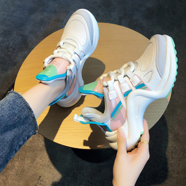 Model nou de adidasi de dama actuali cu talpa aspra