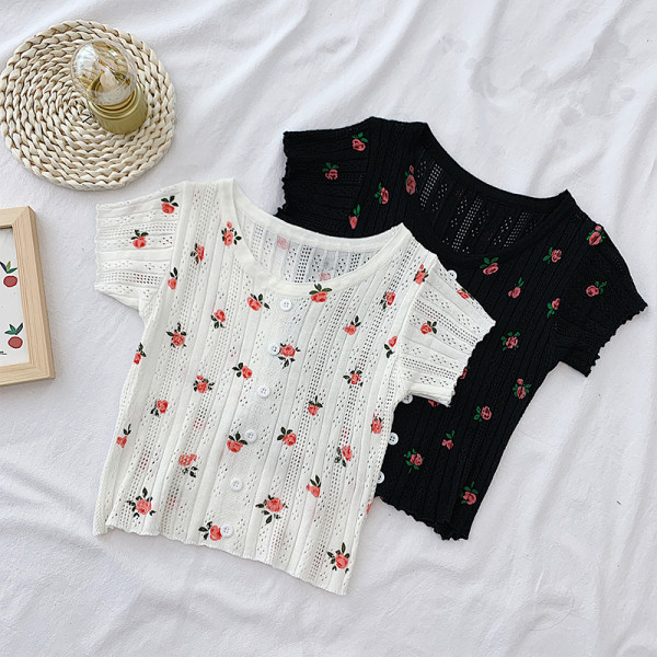 Naiste vabaaja nööpide ja ovaalse kaelusega T-särk