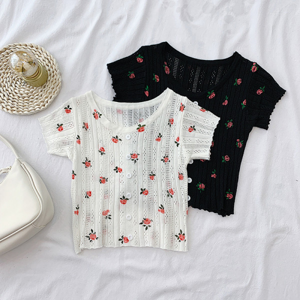 Naiste vabaaja nööpide ja ovaalse kaelusega T-särk