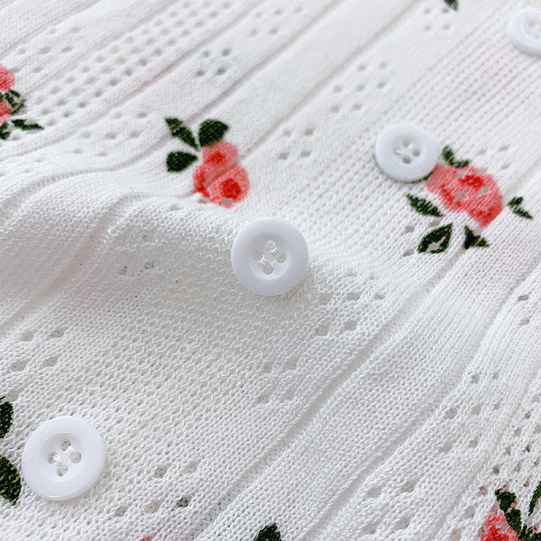 Naiste vabaaja nööpide ja ovaalse kaelusega T-särk