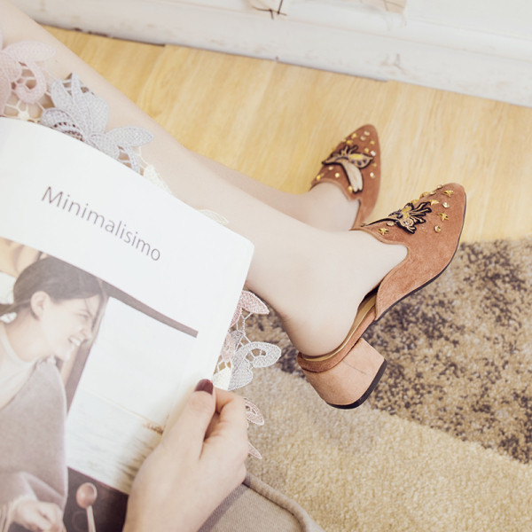 Papuci de damă cu model ascuțit cu broderie colorată