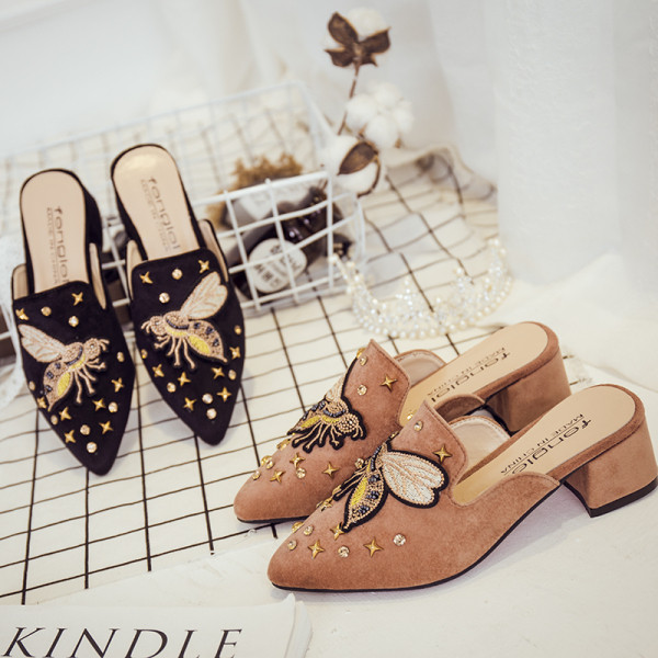 Papuci de damă cu model ascuțit cu broderie colorată