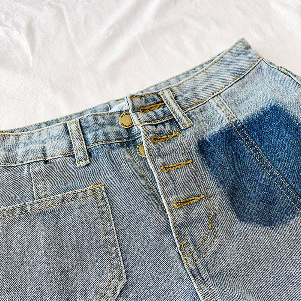 Mūsdienīgi sieviešu īsie džinsi ar pogām un kabatu