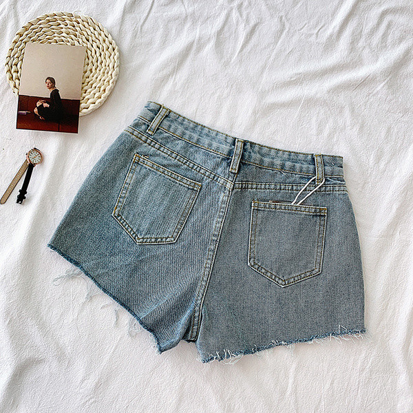 Mūsdienīgi sieviešu īsie džinsi ar pogām un kabatu