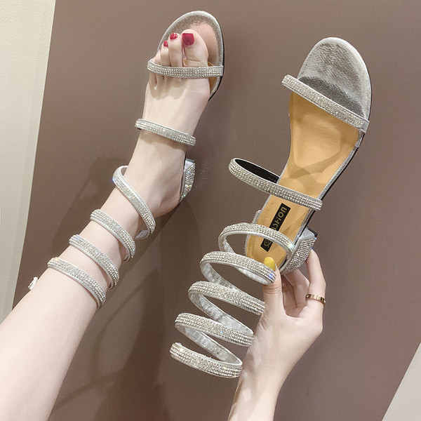 Praegused paksu kontsaga ja kivikestega naiste sandaalid