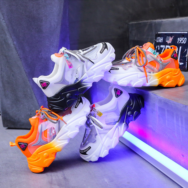 Model nou de adidasi de dama cu talpa aspra si colorata