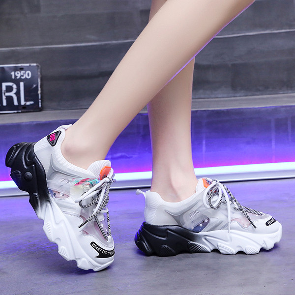 Model nou de adidasi de dama cu talpa aspra si colorata