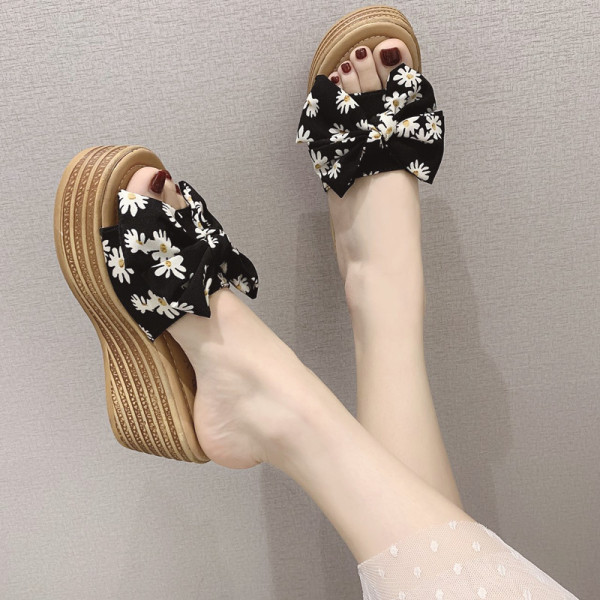 Naiste platvormi, paela ja lillemustriga sussid