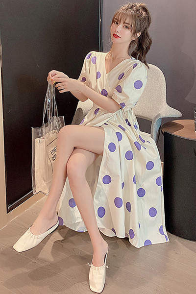 Pikk naiste kleit lõhiku ja puhvis varrukatega