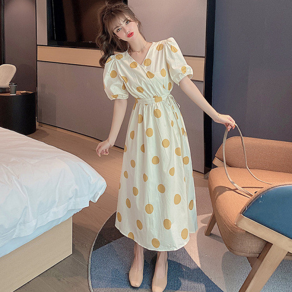 Pikk naiste kleit lõhiku ja puhvis varrukatega