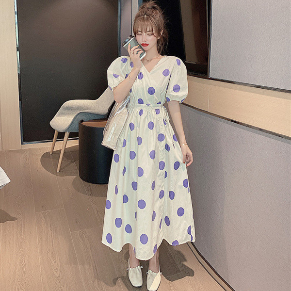 Pikk naiste kleit lõhiku ja puhvis varrukatega