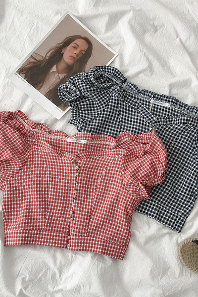 Cămașă scurtă de damă cu mâneci scurte și nasturi