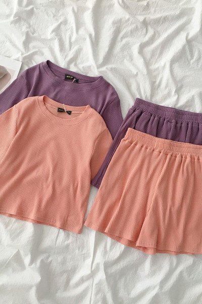 Set pentru femei din două părți - pantaloni scurți și un tricou