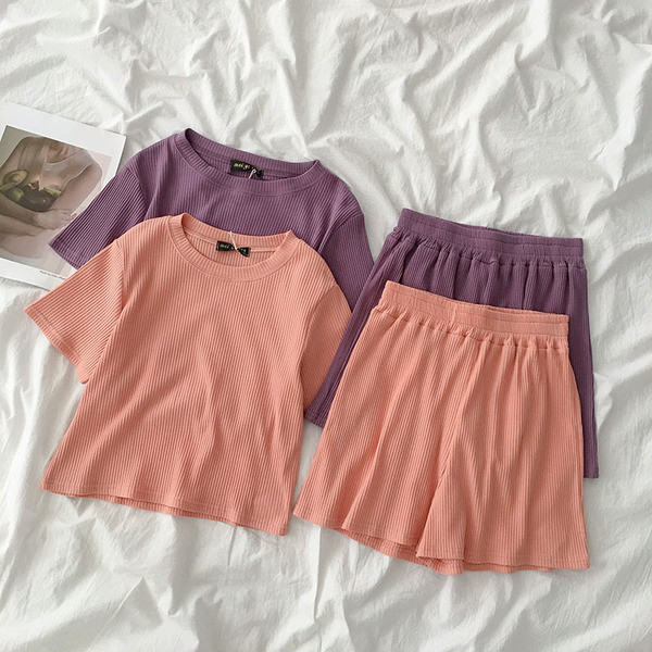 Set pentru femei din două părți - pantaloni scurți și un tricou