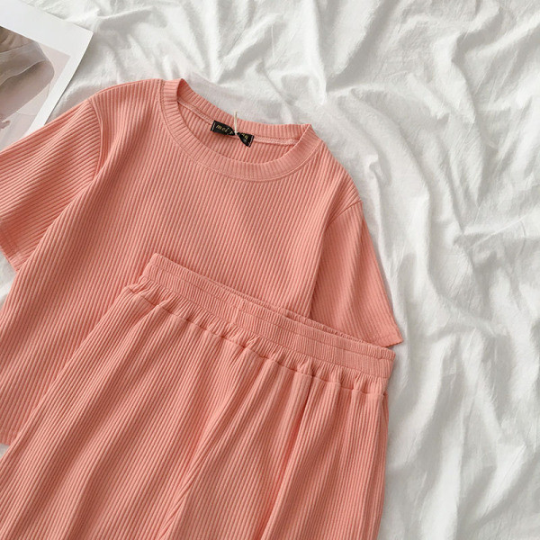 Set pentru femei din două părți - pantaloni scurți și un tricou