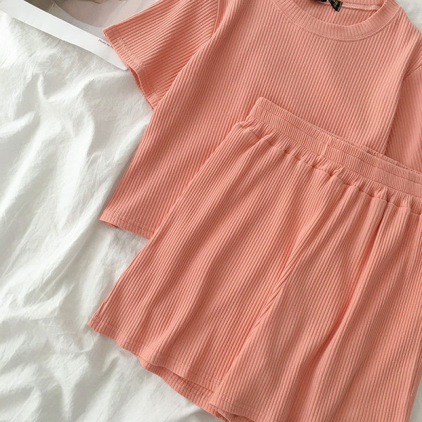 Set pentru femei din două părți - pantaloni scurți și un tricou