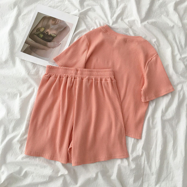 Set pentru femei din două părți - pantaloni scurți și un tricou