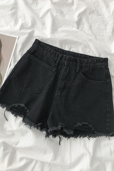 Naiste lühikeste teksade lai mudel taskute ja rebenenud motiividega