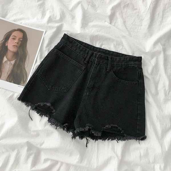 Naiste lühikeste teksade lai mudel taskute ja rebenenud motiividega