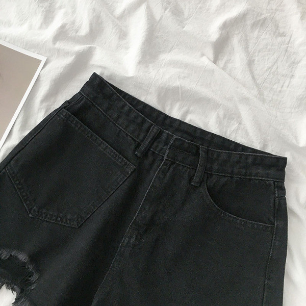 Naiste lühikeste teksade lai mudel taskute ja rebenenud motiividega