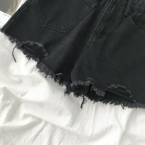 Naiste lühikeste teksade lai mudel taskute ja rebenenud motiividega