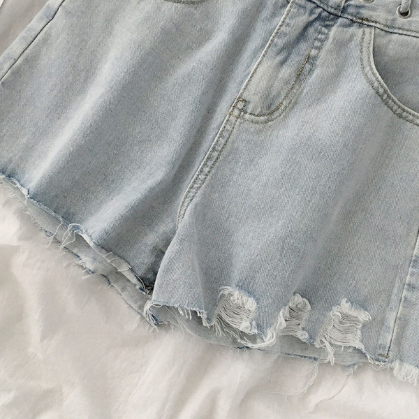 Blugi scurti de dama model lat cu talie inalta si motive rupte