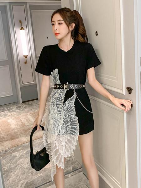 Modern női ruha övvel és varrott részletekkel