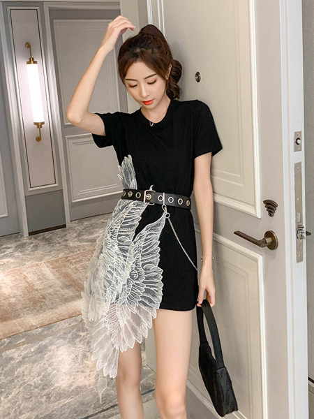 Modern női ruha övvel és varrott részletekkel