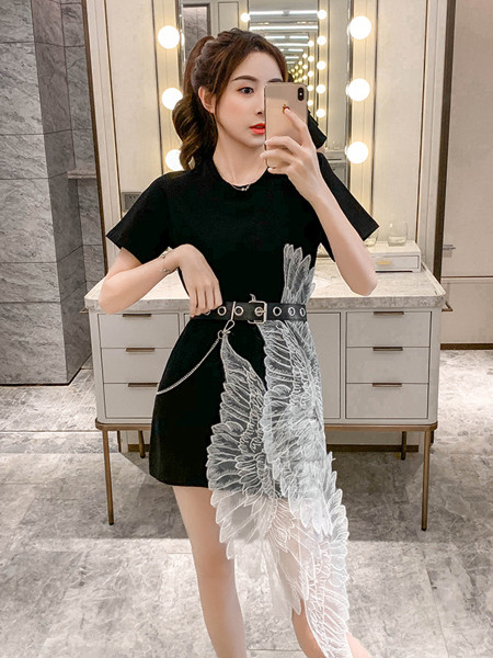 Modern női ruha övvel és varrott részletekkel