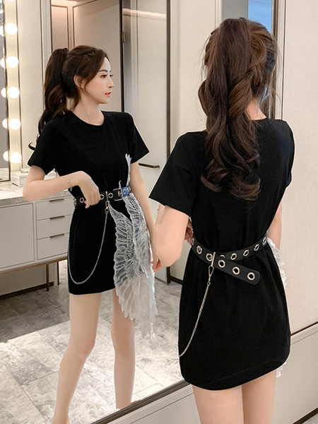 Modern női ruha övvel és varrott részletekkel