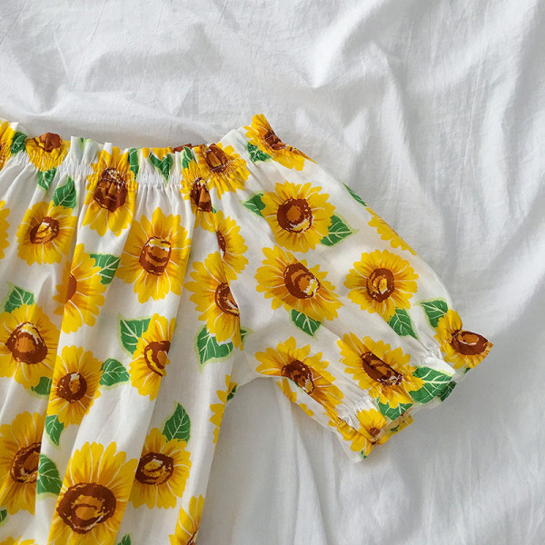 Bluza de dama cu motive florale si decolteu barca