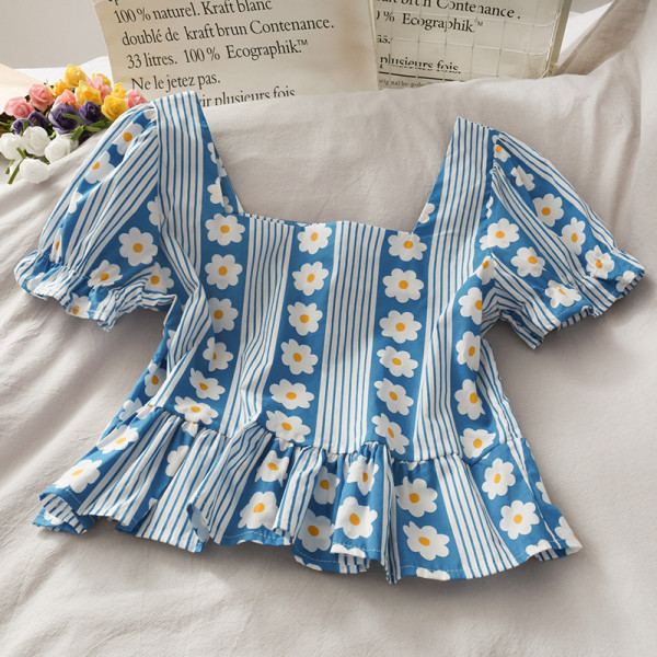 Γυναικεία μπλούζα με τετράγωνο ντεκολτέ και λουλουδάτο σχέδιο