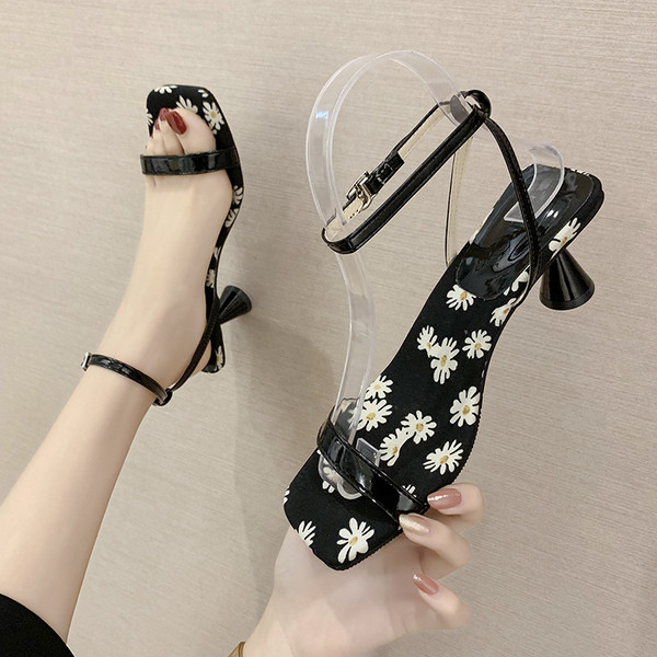 Naiste moodsad madala ja õhukese kontsaga lakknahast sandaalid