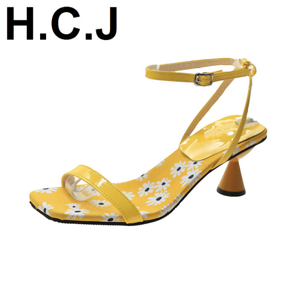 Naiste moodsad madala ja õhukese kontsaga lakknahast sandaalid