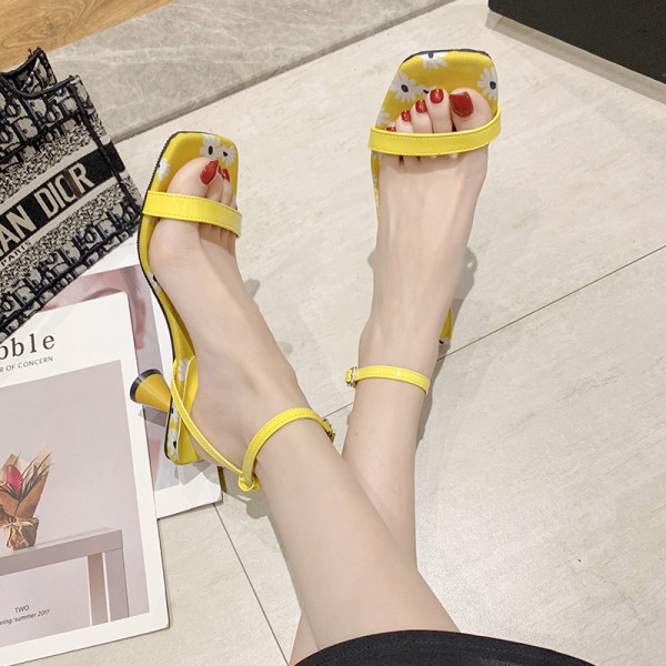 Naiste moodsad madala ja õhukese kontsaga lakknahast sandaalid