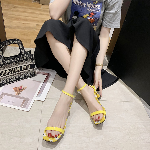 Naiste moodsad madala ja õhukese kontsaga lakknahast sandaalid