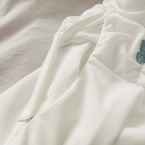 Valge naiste kleit aplikatsioonidega