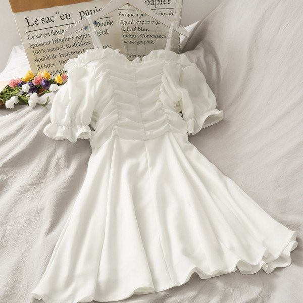 Valge naiste kleit aplikatsioonidega