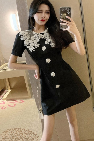 Lühike naiste kleit pitsiga