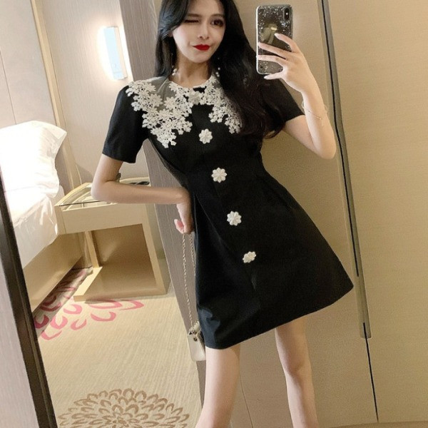 Lühike naiste kleit pitsiga