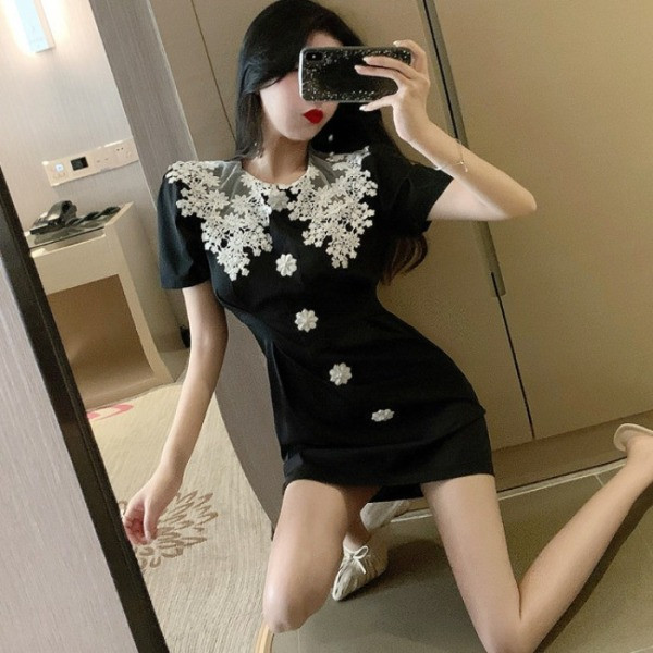 Lühike naiste kleit pitsiga