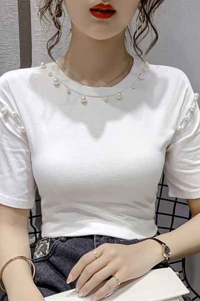 Μοντέρνα γυναικεία μπλούζα με οβάλ ντεκολτέ και πέρλες