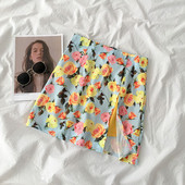 Stiilne naiste seelik lillemotiividega ja kõrge vöökohaga