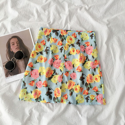 Stiilne naiste seelik lillemotiividega ja kõrge vöökohaga