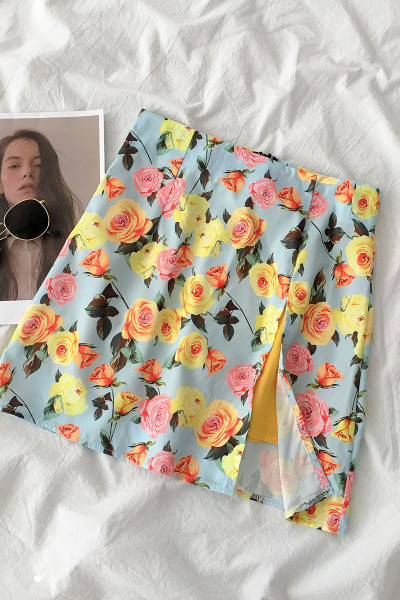 Stiilne naiste seelik lillemotiividega ja kõrge vöökohaga