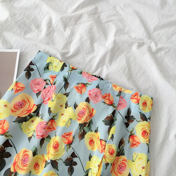 Stiilne naiste seelik lillemotiividega ja kõrge vöökohaga